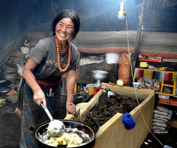 nguoi-phu-nu-dang-nau-tra-bo