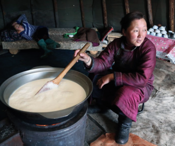 nguoi-phu-nu-dang-nau-tra-bo