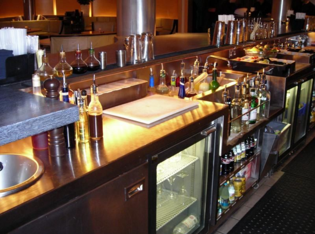 thiet-ke-quay-bar-tra-inox